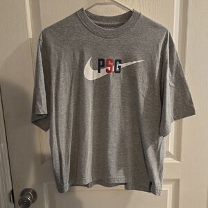 The Nike Tee Women's Small Loose Fit Short Sleeve Shirt New w/out Tags!